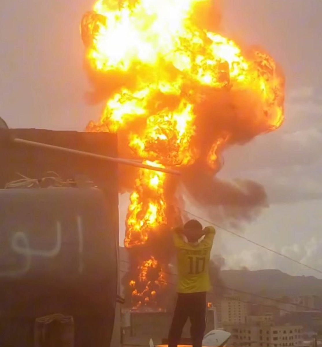 الصورة هذي تجيب سكتة قلبية لنتنياهو 😂

احنا نضرب تلقى اربعة مليون صهيوني تحت الأرض ...

هم يضربوا تلقى اطفالنا يصعدوا اسقف المنازل يتفرجوا الانفجارات !!!