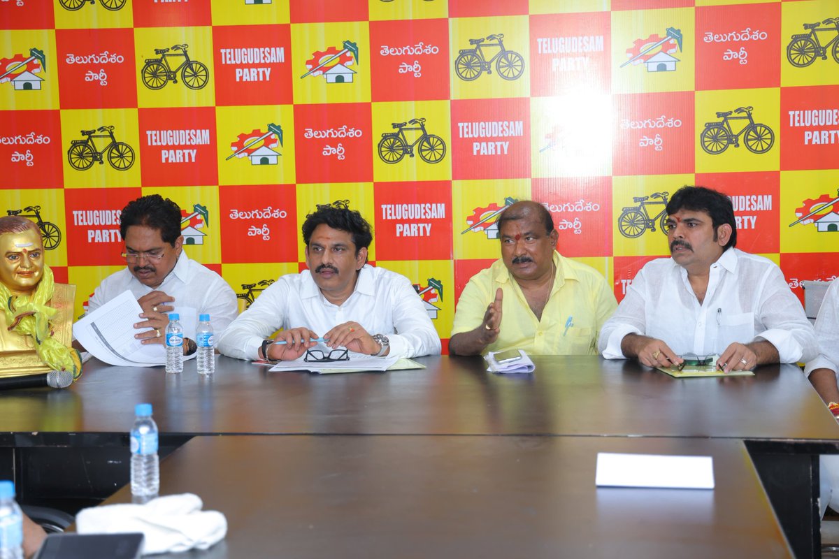Yeluri SambasivaRao (@sambayeluri) on Twitter photo అనకాపల్లి జిల్లా పార్టీ కార్యాలయంలో తెలుగు దేశం పార్టీ పార్లమెంట్ కమిటీ ఆధ్వర్యంలో విస్తృత స్థాయి సమావేశం నిర్వహించడం జరిగింది. ఈ సమావేశంలో అనకాపల్లి పార్లమెంట్ పరిశీలకులు, పర్చూరు శాసనసభ్యులు ఏలూరి సాంబశివరావు గారు ముఖ్య అతిథిగా పాల్గొన్నారు.ఈ సమావేశానికి రాష్ట్ర హోంశాఖ మంత్రి అనకాపల్లి జిల్లా పార్టీ కార్యాలయంలో తెలుగు దేశం పార్టీ పార్లమెంట్ కమిటీ ఆధ్వర్యంలో విస్తృత స్థాయి సమావేశం నిర్వహించడం జరిగింది. ఈ సమావేశంలో అనకాపల్లి పార్లమెంట్ పరిశీలకులు, పర్చూరు శాసనసభ్యులు ఏలూరి సాంబశివరావు గారు ముఖ్య అతిథిగా పాల్గొన్నారు.ఈ సమావేశానికి రాష్ట్ర హోంశాఖ మంత్రి