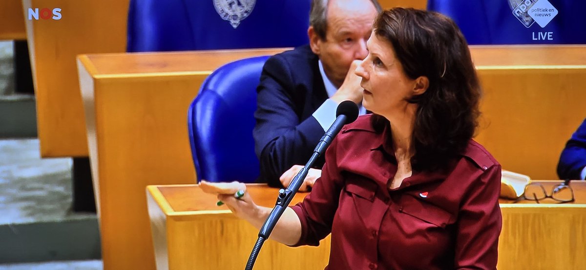 Dat Esther #Ouwehand het bloed onder de nagels van VVD-ers haalt, vind ik een compliment.
Zij heeft haarfijn door dat de <a href="/VVD/">VVD</a> moreel stuk is. 
Zij houdt VVD-ers vaak een spiegel voor waarin die weigeren te kijken, omdat arrogantie vd macht en populisme die club hebben verziekt.