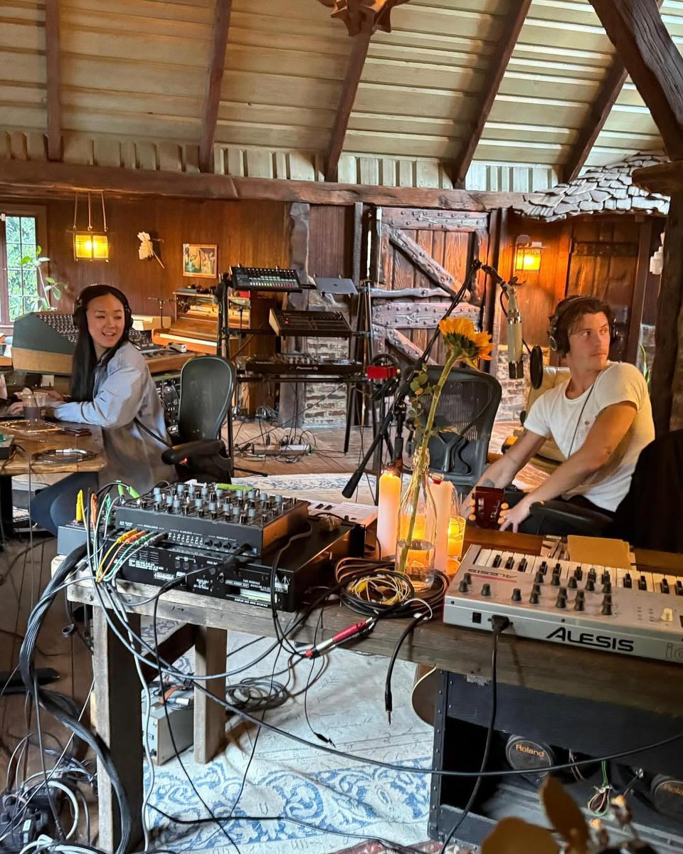 i’m so lame because i still get emotional everytime i see him back in the studio