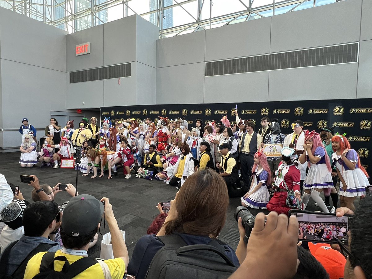 so many uma's... (&amp; the crowd of photographers is insane LOL)