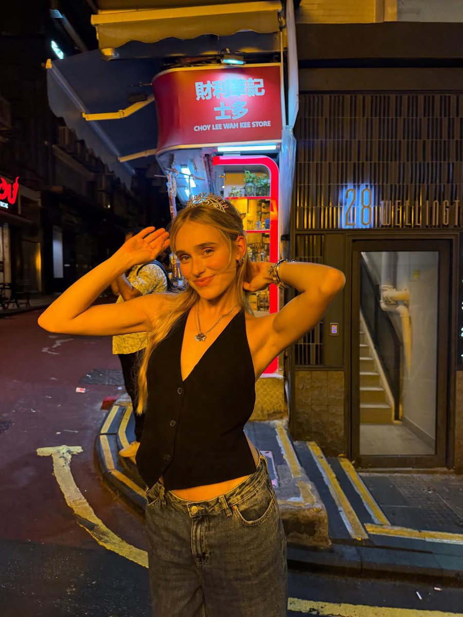 thstras's tweet image. happy birthday, my love 🩷✨