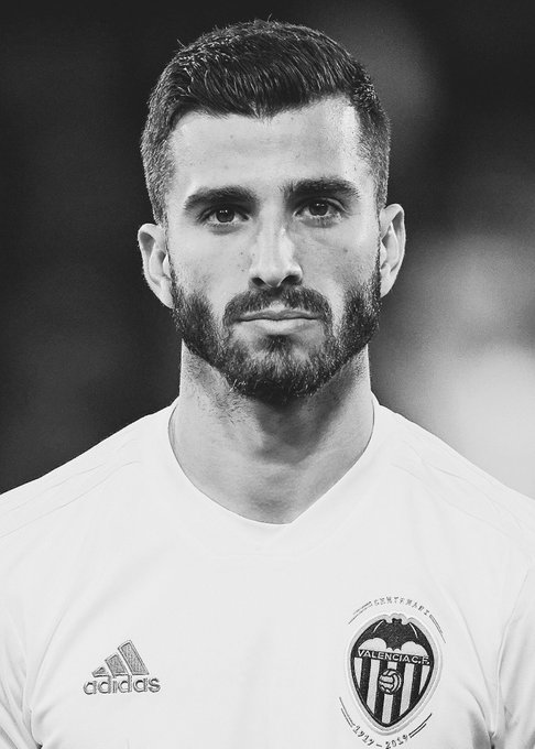 NaanoVCF's tweet photo. Se puede decir que el Capitán no esta bien y el nivel últimamente es bajo pero criticar e insultarlo...

Recordaros que se quedo cuando éramos una banda y lo querían equipos grandes de Europa.

Que a algunos se os ve venir y os acordáis de las cosas cuando os interesa... https://t.co/2uQ4kK3XSj