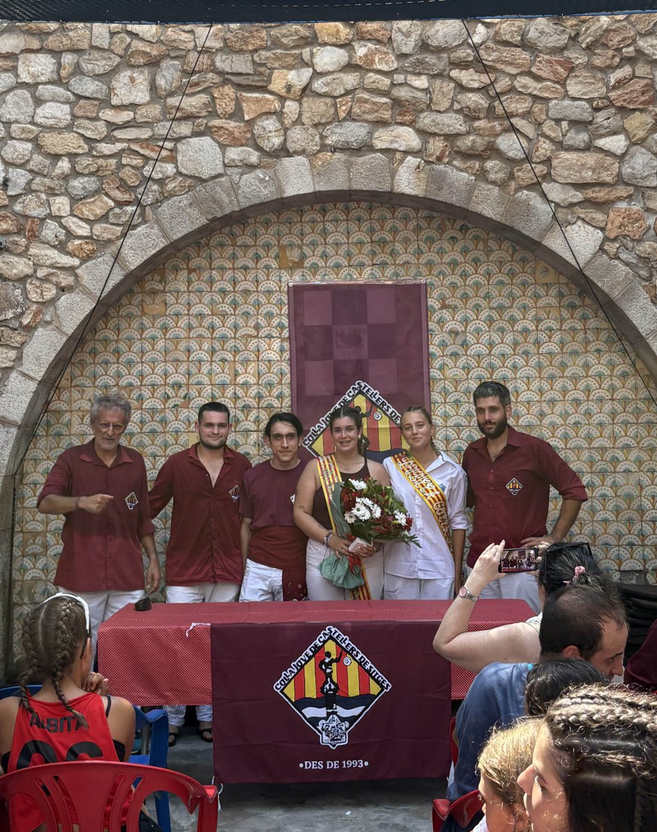 🟥 Aquest migdia, després de l'actuació de la Sortida d'Ofici, hem presentat la Pubilla de la Colla per al curs 2025/26: la Paula Marsal Nava. Ha rebut la banda de la Laura Cabrera, Pubilla vigent.
💐 Enhorabona, Paula!
