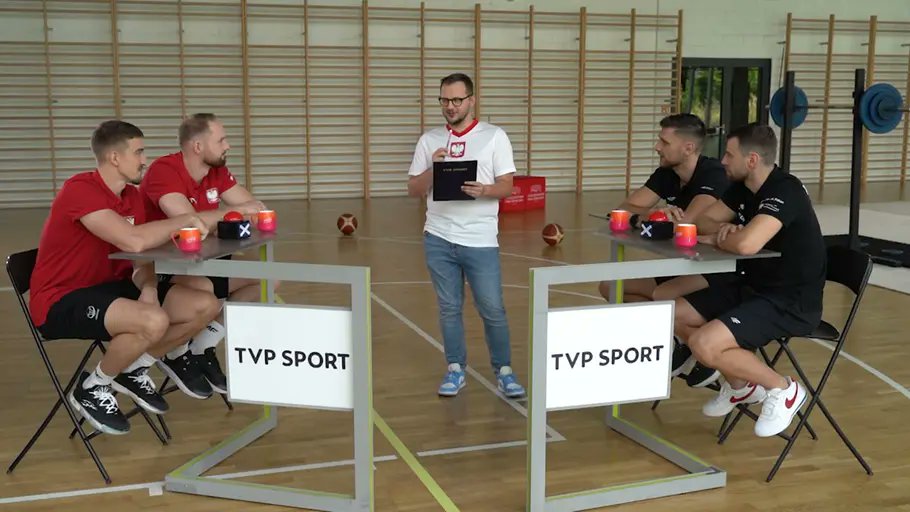 KoszKadra x <a href="/sport_tvppl/">TVP SPORT</a> 🇵🇱👀

➡️ 20:40 Quiz z udziałem <a href="/TGielo/">Tomasz Gielo</a>, Olka Dziewy, <a href="/KamilLaczynski/">Kamil Laczynski</a> i <a href="/eMMichalak/">Michal Michalak</a>  

➡️ 21:05 Wywiad Oko w Oko - Mateusz Ponitka 

<a href="/EuroBasket/">FIBA EuroBasket</a>