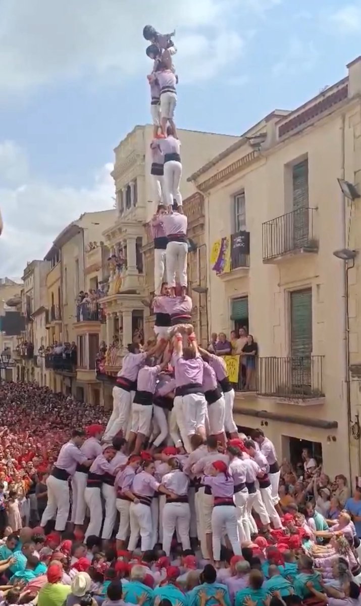 Avui a L’Arboç la <a href="/JoveDeTarragona/">Colla Jove de Tarragona</a> ha arribat als 400 (402) castells de 9 i superiors descarregats de l’època moderna. El 2d9fm ha estat el castell centenari. Es la 4a colla que ho assoleix després de <a href="/Verds/">Castellers de Vilafranca</a> (1091) <a href="/Minyons/">Minyons de Terrassa</a> (657) i <a href="/collavella/">Colla Vella dels Xiquets de Valls</a> (605) #castells #castellers 1/2 ⬇️