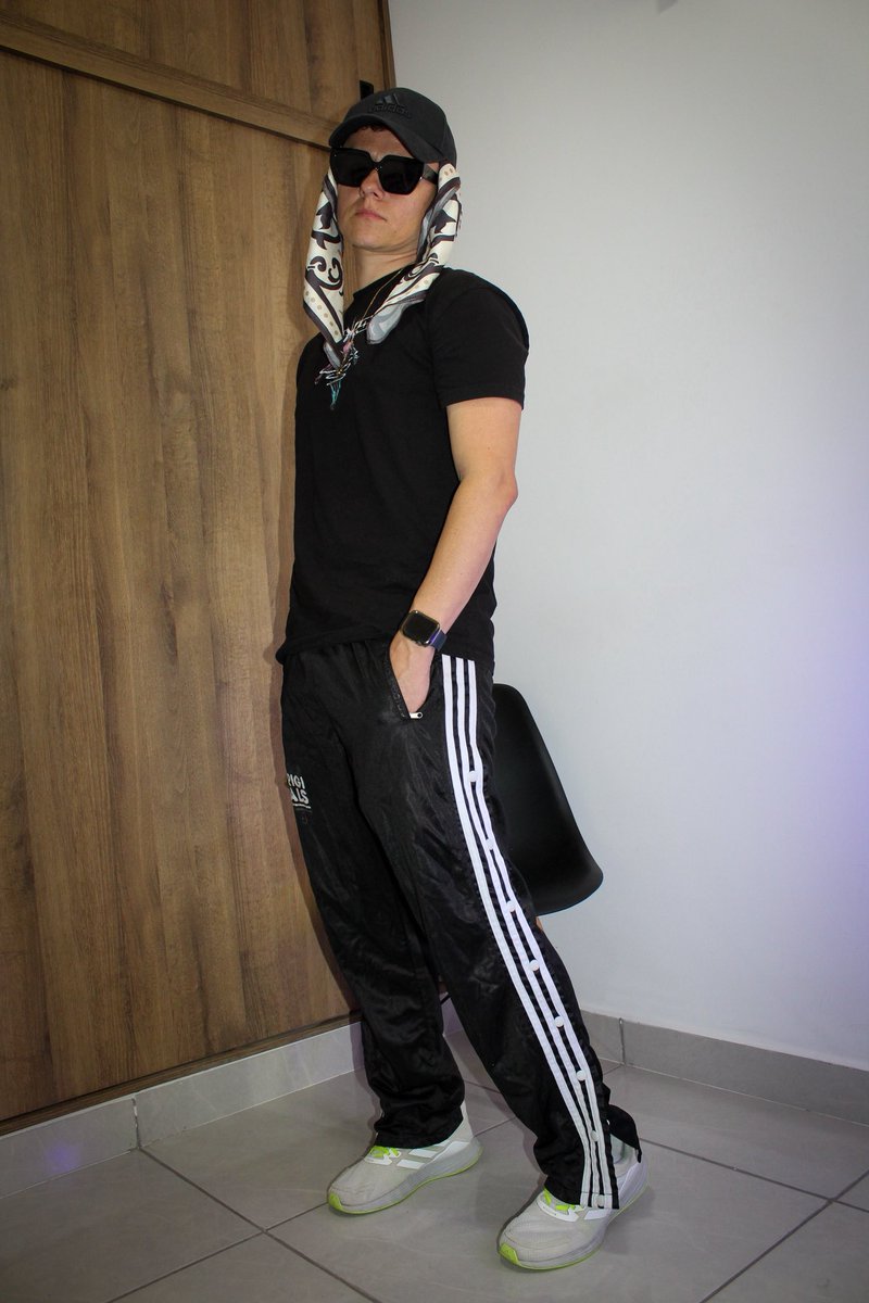 AlbertOrellano's tweet photo. 🖤 Urban vibes. Original soul. 🖤

Flow callejero con esencia. Cada pieza habla de actitud: negro absoluto, líneas icónicas y detalles que marcan estilo.

🎧 Street-ready, always iconic. ✨

#AdidasOriginals #UrbanStyle #Streetwear #OriginalIsNeverFinished #LookDelDía https://t.co/5J9mKGL6rY
