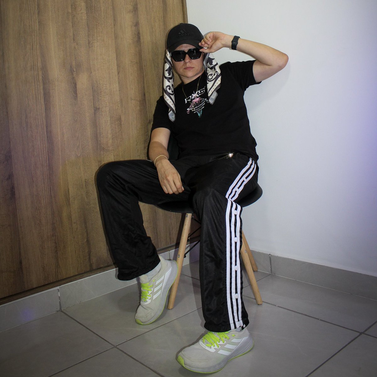 AlbertOrellano's tweet photo. 🖤 Urban vibes. Original soul. 🖤

Flow callejero con esencia. Cada pieza habla de actitud: negro absoluto, líneas icónicas y detalles que marcan estilo.

🎧 Street-ready, always iconic. ✨

#AdidasOriginals #UrbanStyle #Streetwear #OriginalIsNeverFinished #LookDelDía https://t.co/5J9mKGL6rY