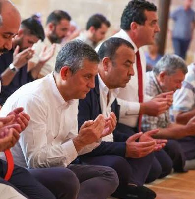 Erdoğan'ın en büyük icraatlerinden biri de,bütün solcuları camiye doldurması oldu.