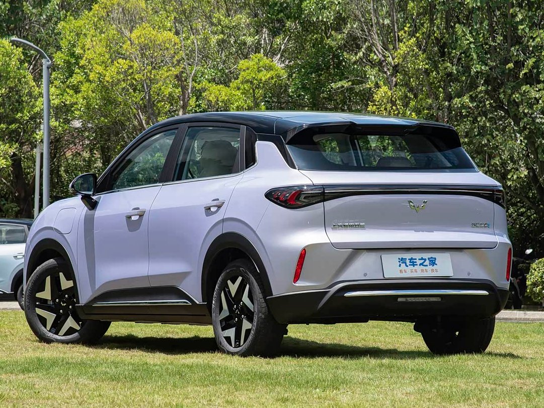 Wuling Bingo S is now on pre-sale in China

Wuling is a Chinese car brand owned by SGMW. The Wuling Bingo S is a new electric compact crossover.

he design is in line with other recently launched Wuling cars, with darkened headlights, a black rear-light bar, and black wheel