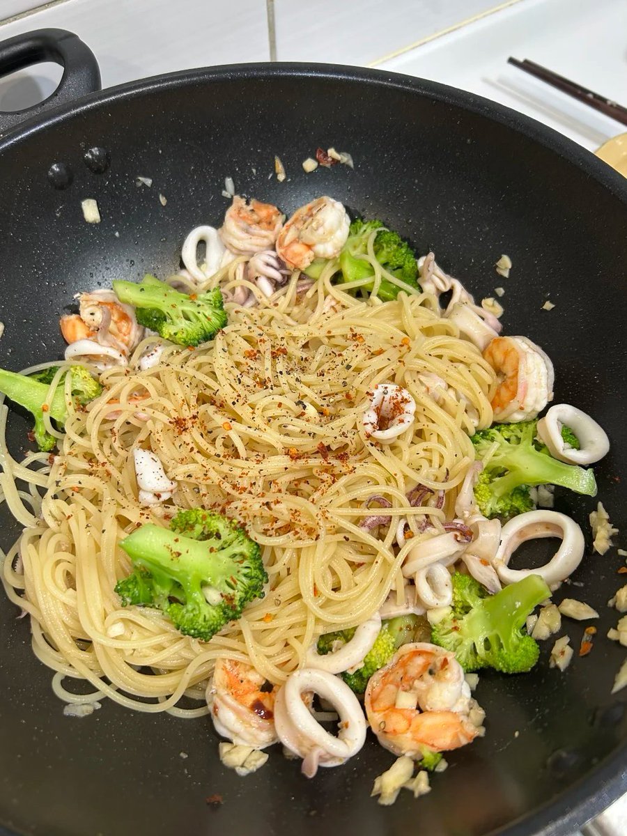Make some delicious food at noon, the taste of home.