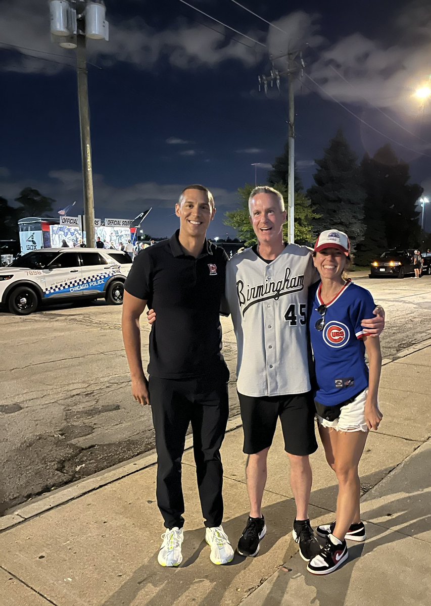 RunNashRun262's tweet image. In person last night for the @whitesox win so we didn’t get to enjoy @JohnSchriffen on the broadcast but even better meeting him post game! Thanks for stopping for a fan photo! #whitesox #chsn #ESPN