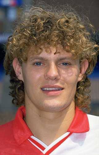 Vandaag in 1990 overleed Tom Krommendijk.

De frivole en populaire linksbuiten overleed aan de gevolgen van een auto-ongeval na de wedstrijd <a href="/RodaJCKerkrade/">Roda JC Kerkrade</a> - <a href="/fctwente/">FC Twente</a>.

Krommendijk werd slechts 23 jaar.

kentudezenog.nl/tom-krommendijk