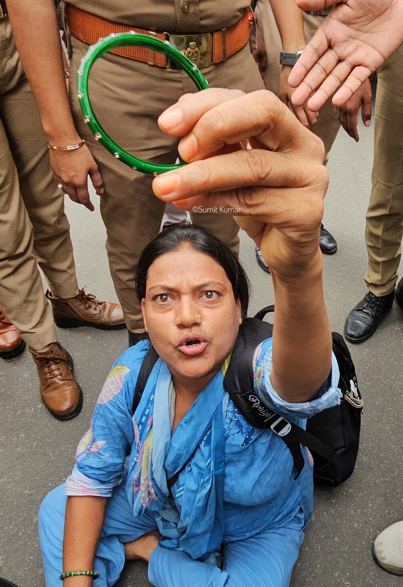 69000 शिक्षक भर्ती में पीड़ित बहन अपने समाज के नेता को ये संदेश दे रही है कि हमारे साथ न्याय नहीं कर सकते तो इसे पहन के बैठ जाइए. 
..
केशव प्रसाद मौर्य जी किस मुंह से मौर्य समाज से वोट मांगेंगे जब उनके साथ न्याय ही नहीं कर सकते
#69000_शिक्षक_भर्ती_आरक्षण_घोटाला