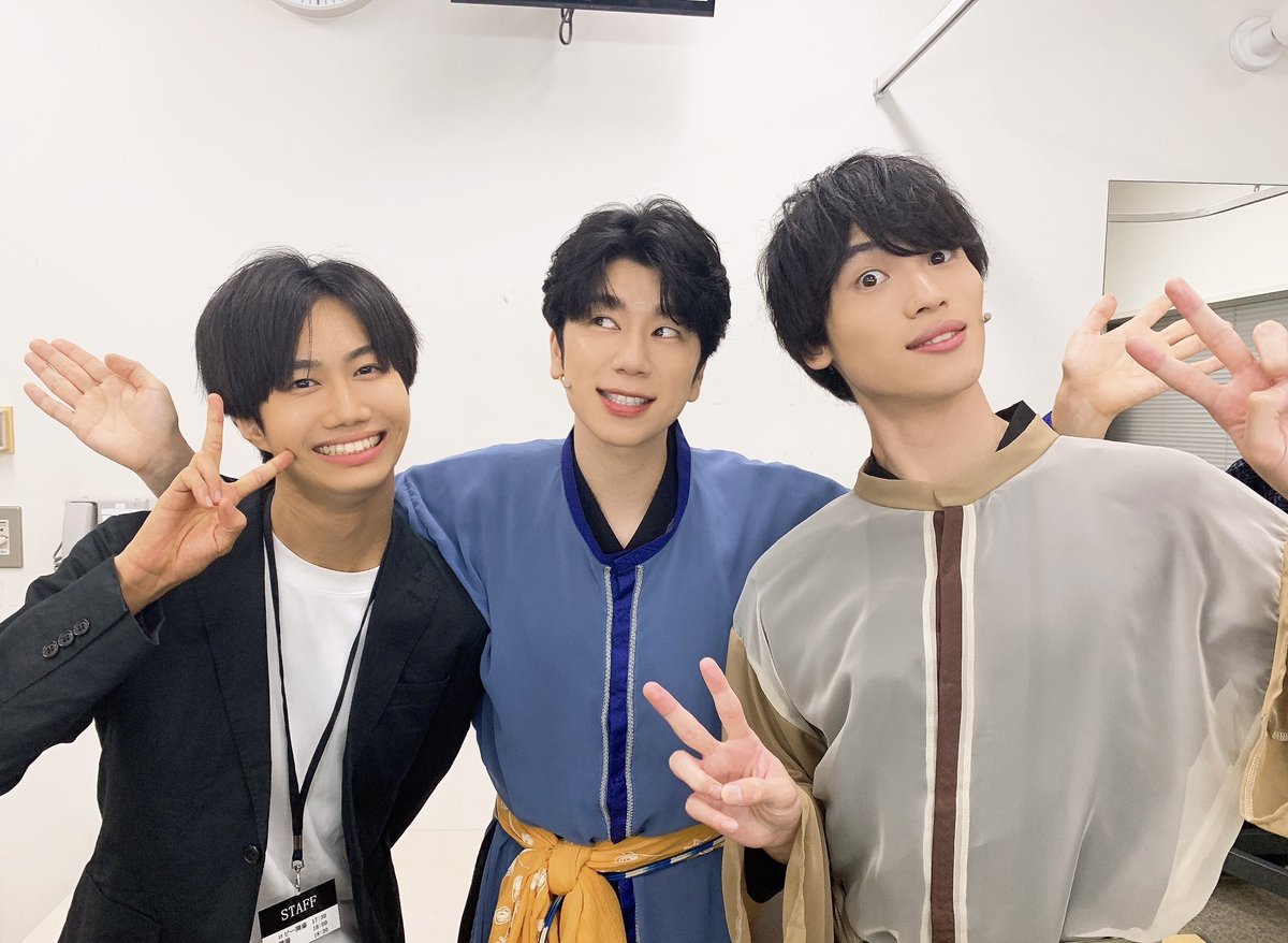 西山さんの方から防衛部で撮ろうよ！とお声がけいただいて…お写真撮らせていただきました🥲お優しいが過ぎる🥲
西山さんのPOP UPでゲットしたミニ巾着も一緒に👝  ̖́-

龍歩くんとも2ショット
なんだかんだ僕ちゃんと龍歩くんのこと尊敬してて、今日もこうして一緒の現場で嬉しかったです☺️