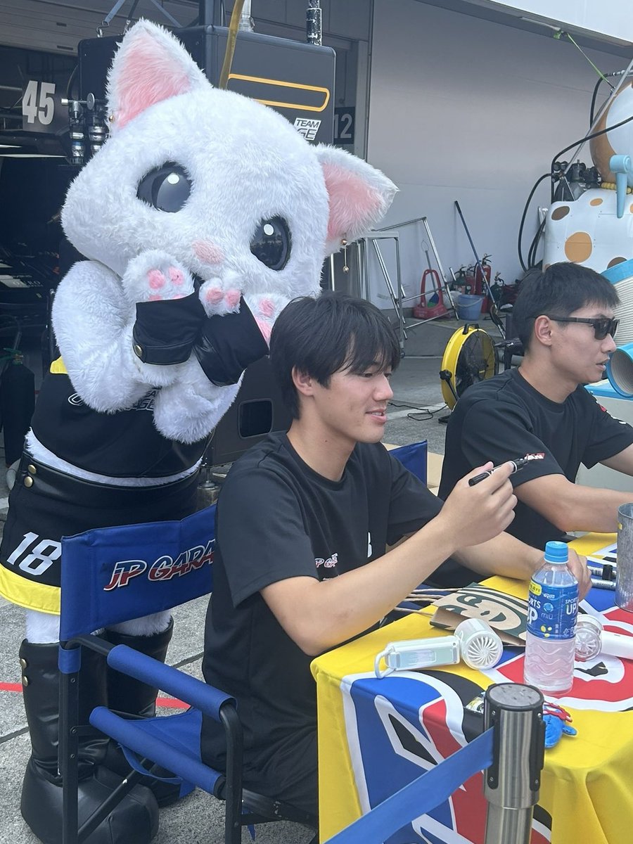 #SUPERGT Rd.5 鈴鹿サーキット🏁
18号車チームアップガレージは11位でゴールしまちた！たくさんの応援イッパイ✨ありやーとー🩷🩷🩷✨路面温度が50度まで上がった鈴鹿！選手も応援にきてくれた皆も関係者の皆しゃまも！本当におちゅかれーしゃい⸜(◍ ´꒳` ◍)⸝
次戦の菅生も応援よろちくね🩷✨✨