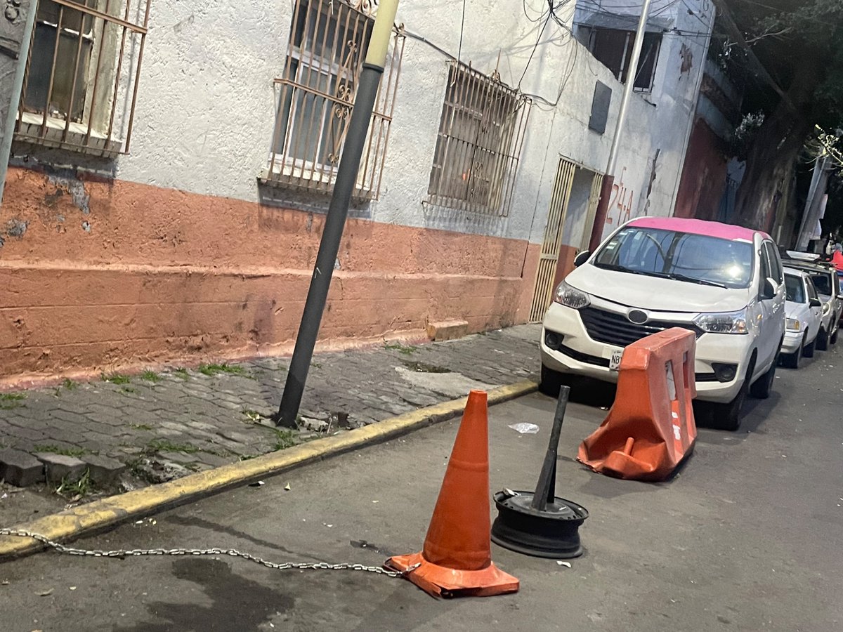 fer_jm's tweet photo. @VcCesac en Privada Rancho de la Cruz 24-A, Col. Jamaica, un vecino aún no entiende que no debe apartar lugares. Tiene una cadena anclada al pavimento. https://t.co/PQdkCXPSWz
