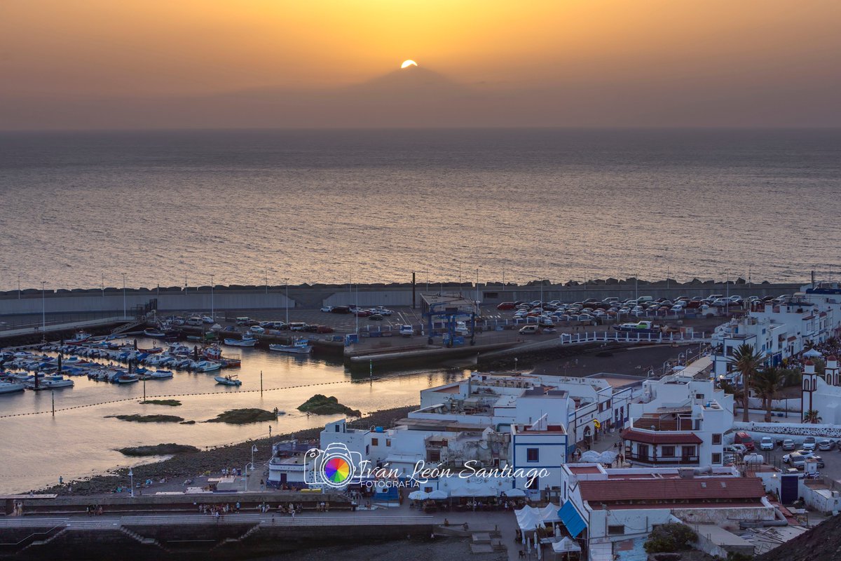 📷🌅
Puerto de Las Nieves con el sol ocultándose en la cima del Teide difuminado por los restos de calima.
#Agaete
#GranCanaria 
🇮🇨#IslasCanarias