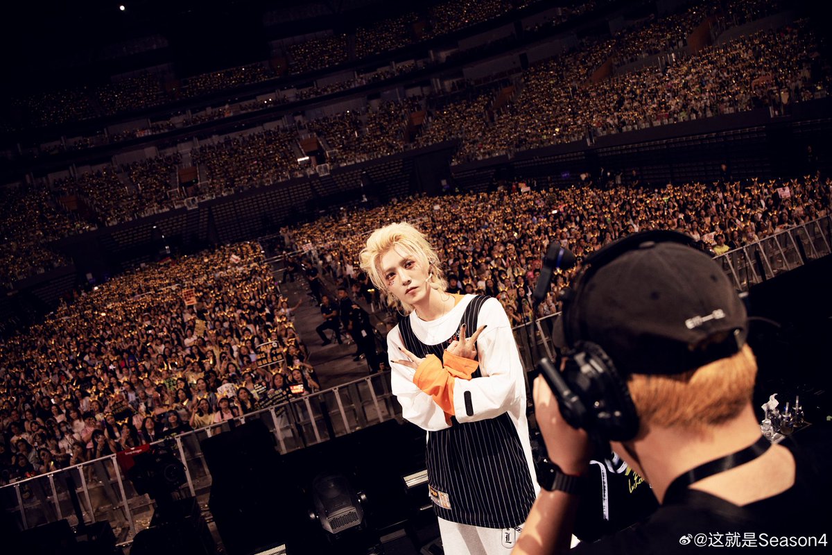 LuHanBrasil's tweet photo. [WEIBO] 24/08/25 Atualização do perfil da turnê Season 4 com fotos do #LuHan no show em Shenzhen (Dia 2) https://t.co/LIi6qFY4fC