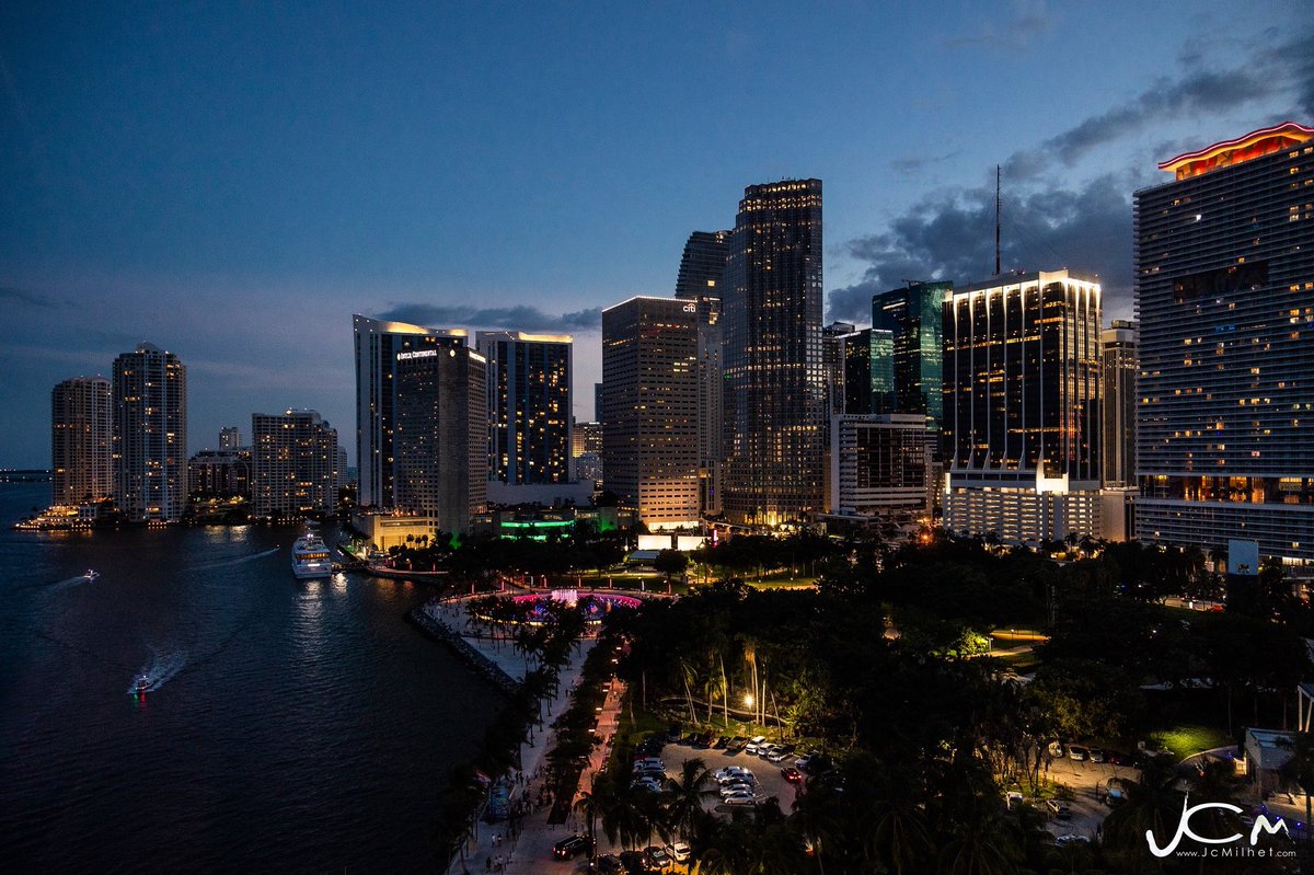 Photo du dimanche.

Miami Downtown et Bayfront Park, en fin de journée depuis Bayside.
-
#Miami #Floride #Skyline
📸 Jc Milhet / #HansLucas