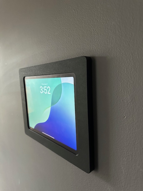 VidaBox's tweet image. Home control, modernized. We love the clean, integrated look of this iPad wall mount in Sebastian E.'s smart home. Simple to install. Effortless to use. Built to last.
#HomeAutomation #SmartHomeTech #VidaMount #iPadWallMount #SleekDesign #InteriorTech #SmartLiving