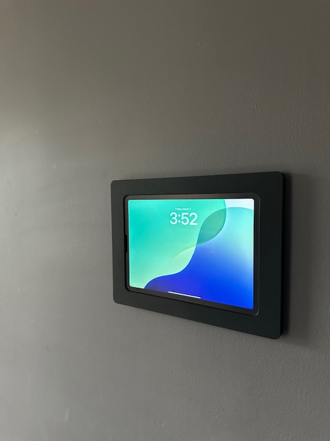 VidaBox's tweet image. Home control, modernized. We love the clean, integrated look of this iPad wall mount in Sebastian E.'s smart home. Simple to install. Effortless to use. Built to last.
#HomeAutomation #SmartHomeTech #VidaMount #iPadWallMount #SleekDesign #InteriorTech #SmartLiving