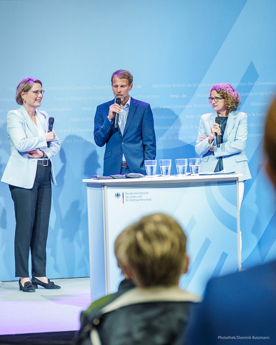 „Wir alle müssen unsere Demokratie verteidigen - es gibt nichts Besseres", so BMin Hubig während ihres Bühnen-Talks am Tag der offenen Tür. Vielen Dank an alle Besucher, die mit neugierigen Fragen und großem Interesse die Veranstaltung zu etwas ganz Besonderem gemacht haben.