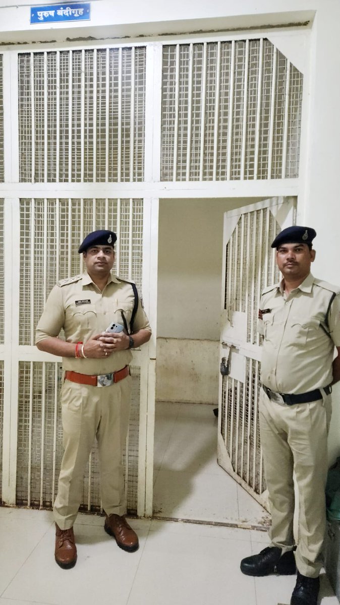 एसडीओपी पिछोर द्वारा रात्रि के समय थाना खनियाधाना पहुंचकर थाने का औचक निरीक्षण किया एवं रात्रि गस्त मे लगे बल को चैक किया, थाने के महत्वपूर्ण रजिस्टरों को चैक करते हुये की जा रही कार्यवाहियों के संबंध मे निर्देश दिये ।  
<a href="/DGP_MP/">DGP MP</a> 
<a href="/mohdept/">Home Department, MP</a> 
<a href="/MPPoliceDeptt/">Madhya Pradesh Police</a> 
<a href="/JansamparkMP/">Jansampark MP</a>