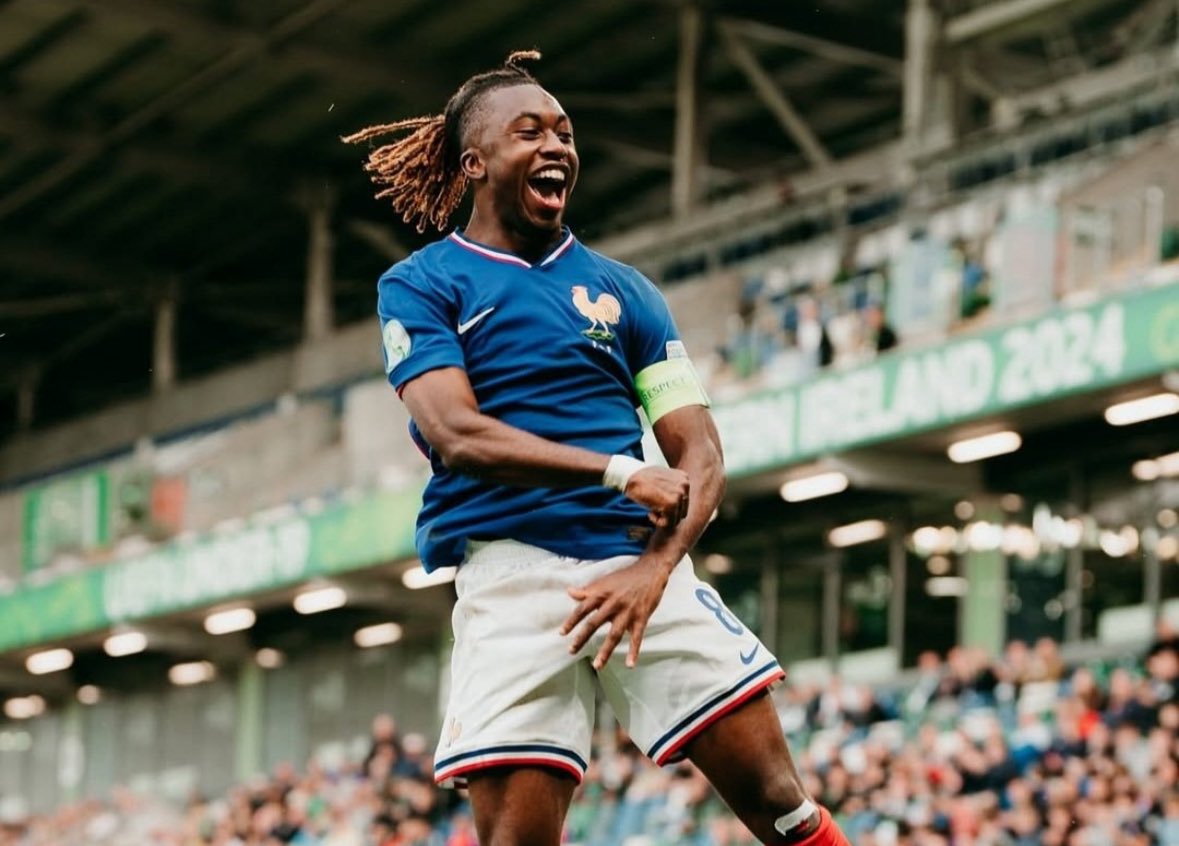 Jordan Pickford checking his water bottle before saving Danny Welbeck's penalty 👀