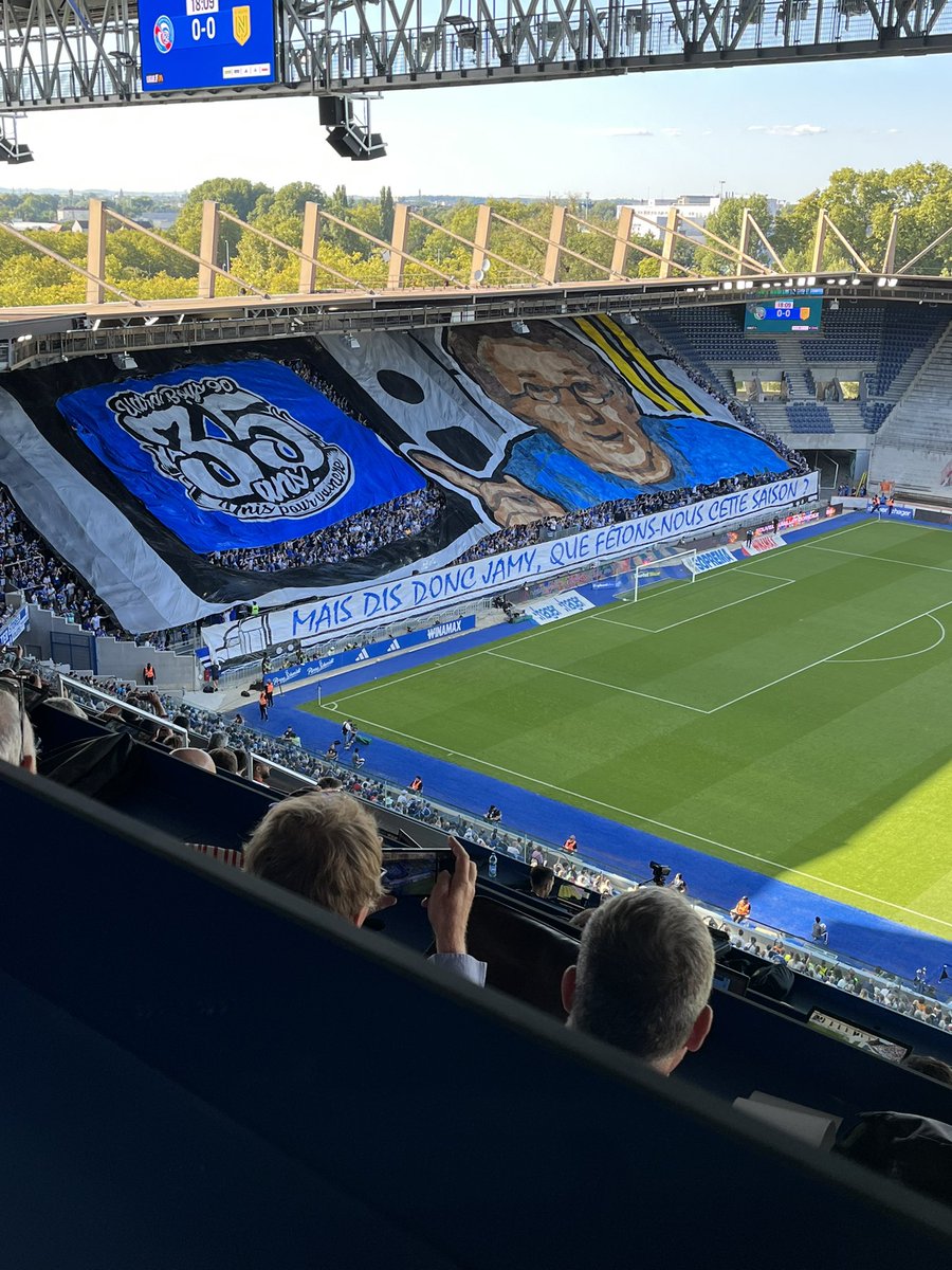 Stadium_Tr's tweet photo. 🔵 L'animation des UB90 qui annoncent leur 35ème anniversaire cette saison 🎂

#RCSA #RCSAFCN #UB90 (📸 @julienricotta) https://t.co/PUC7JE7V4k