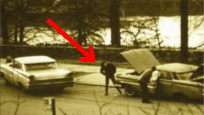 En 1969, le psychologue de Stanford Philip Zimbardo a laissé 2 voitures identiques dans la rue...

l’une à Palo Alto, quartier riche,
l’autre dans le Bronx, NYC, bien chaud niveau crime.

L’une a été DÉTRUITE direct. L’autre est restée intacte pendant des jours.

C’est pas ce que