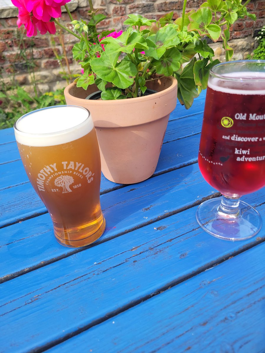 Bank Holiday Sunday in the beer garden. Perfect 👍🍻 #bankholidaysunday