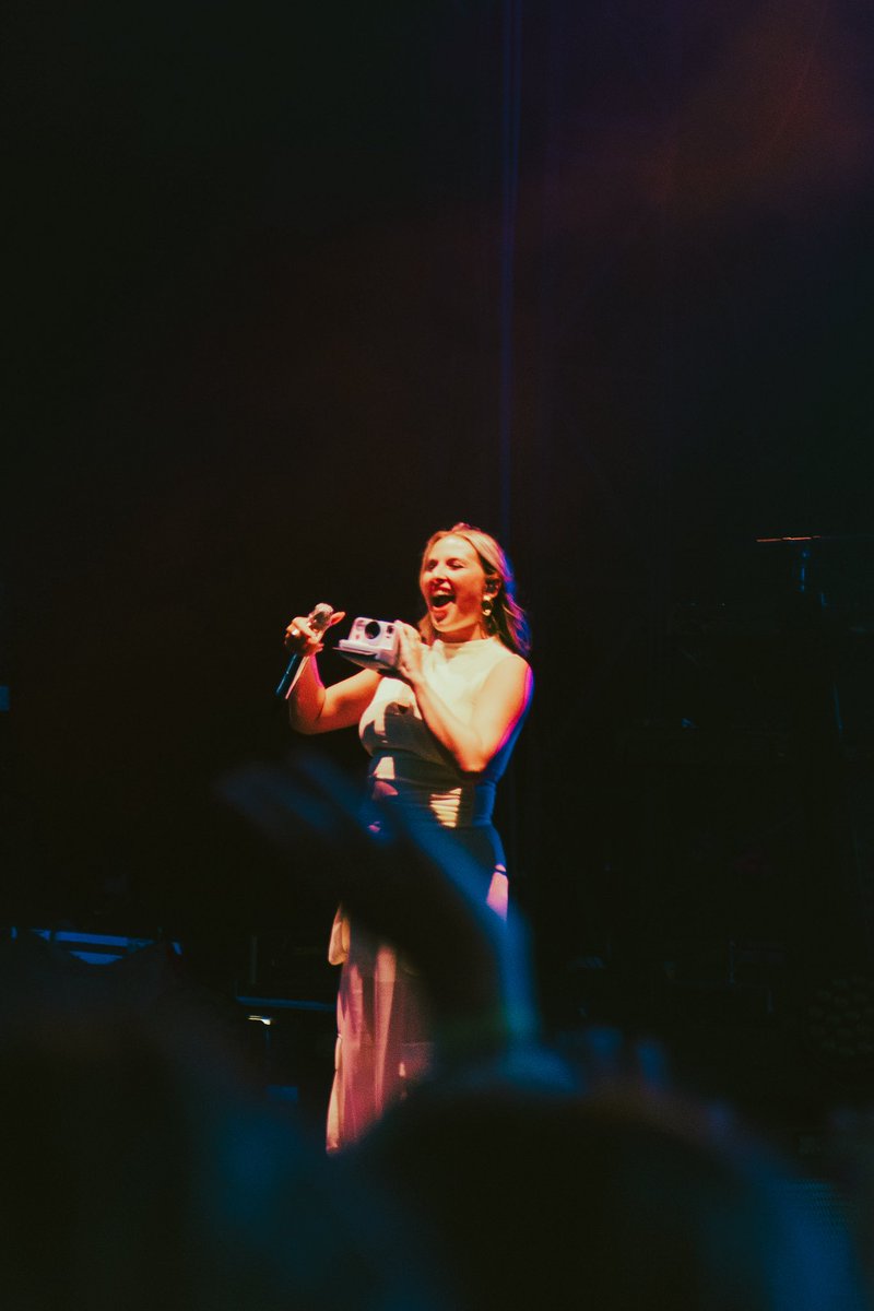 alikidseym's tweet photo. okay petit thread avec mes photos de helena hier <333 
j’étais pas hyper proche et je pouvais pas bouger donc j’ai fais avec les moyens du bords j’espère qu’elles vous plairontttttttt💘💘💘💘 https://t.co/POEYxd2xBs