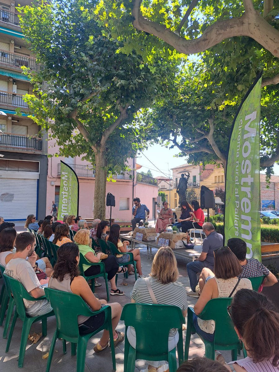Avui al matí, col·loqui vermut!🍸

A la Rambla del Dr. Pearson hem gaudit de “Mirades de dona: perspectives femenines al cinema rural”, una taula rodona amb Luís E. Parés, Meritxell Colell, Alba Bresolí i Lídia Ortiz Maqueda.