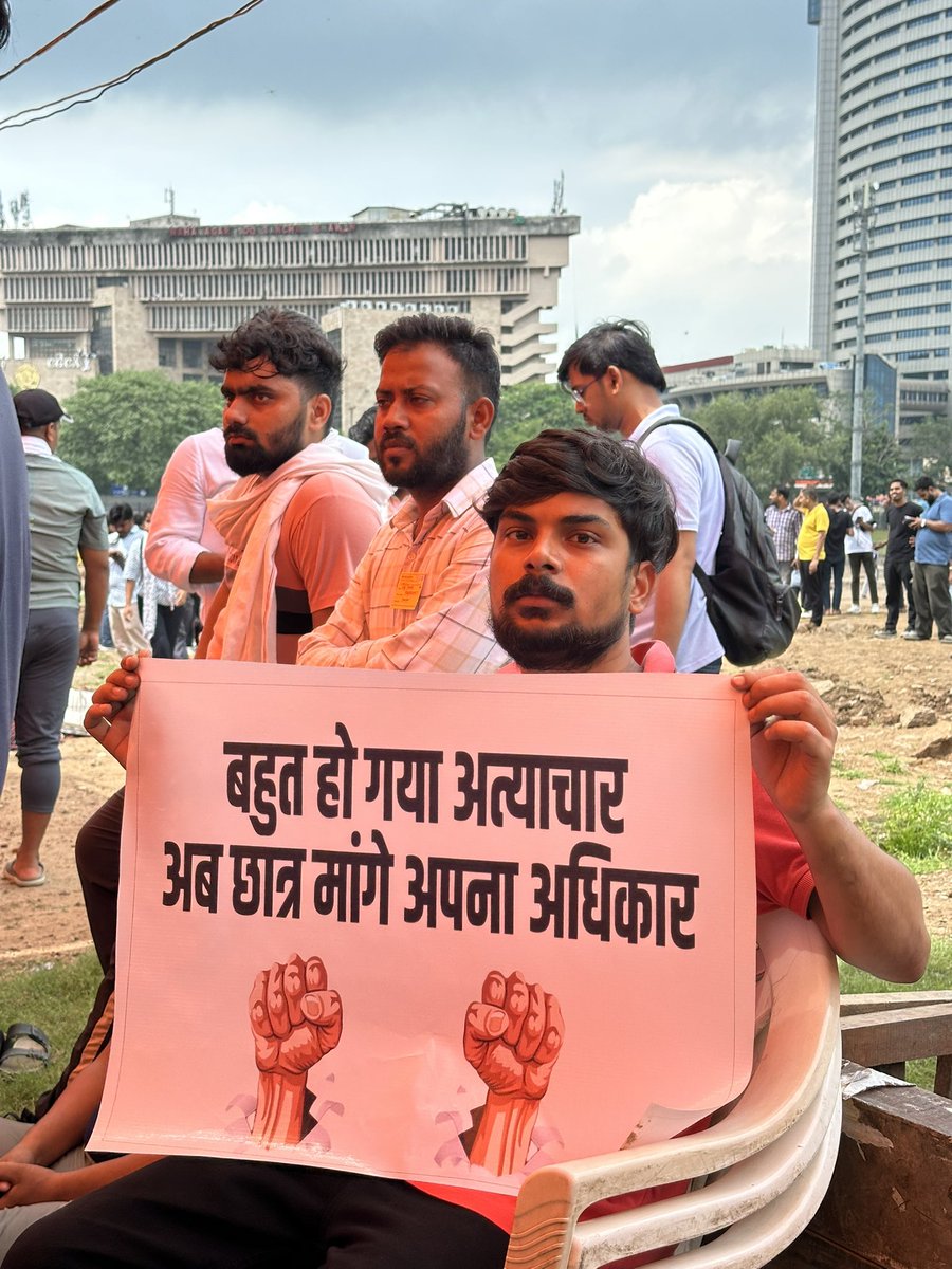 हम भीख नहीं, अपना हक माँगते हैं। ✊
Eduquity हटाओ, SSC बचाओ 🙏

तू भोर का पहला तारा है, परिवर्तन का एक नारा है!
यह लड़ाई कुछ पल की है, फिर सब कुछ तुम्हारा..✌️#SSC_System_Sudharo
#ssc_job_chor
#SSCAandolan #ssc_protest #SSCAandolan