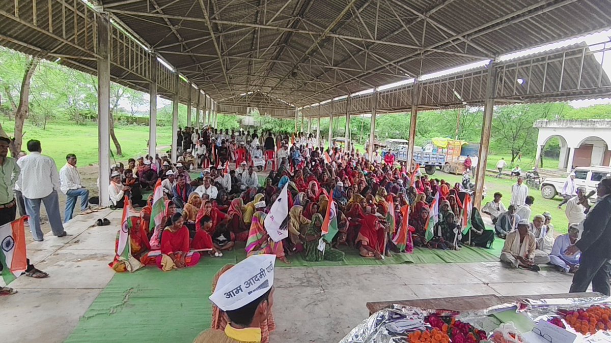 आज आम आदमी पार्टी ललितपुर के द्वारा तहसील पाली में सहरिया आदिवासी एवं किसानों की विभिन्न समस्याओं को लेकर उप जिलाधिकारी महोदय को ज्ञापन सोपा l
तत्पश्चात पार्टी के संगठन निर्माण को लेकर भी मीटिंग आयोजित की गई और विधानसभा एवं ब्लॉक स्तर पर मजबूत संगठन निर्माण  का संकल्प लिया गया l