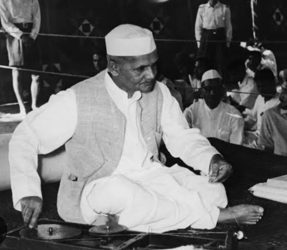 हमारे देश के पूर्व प्रधानमंत्री व मेरे दादा जी आदरणीय श्री लाल बहादुर शास्त्री जी 🙏