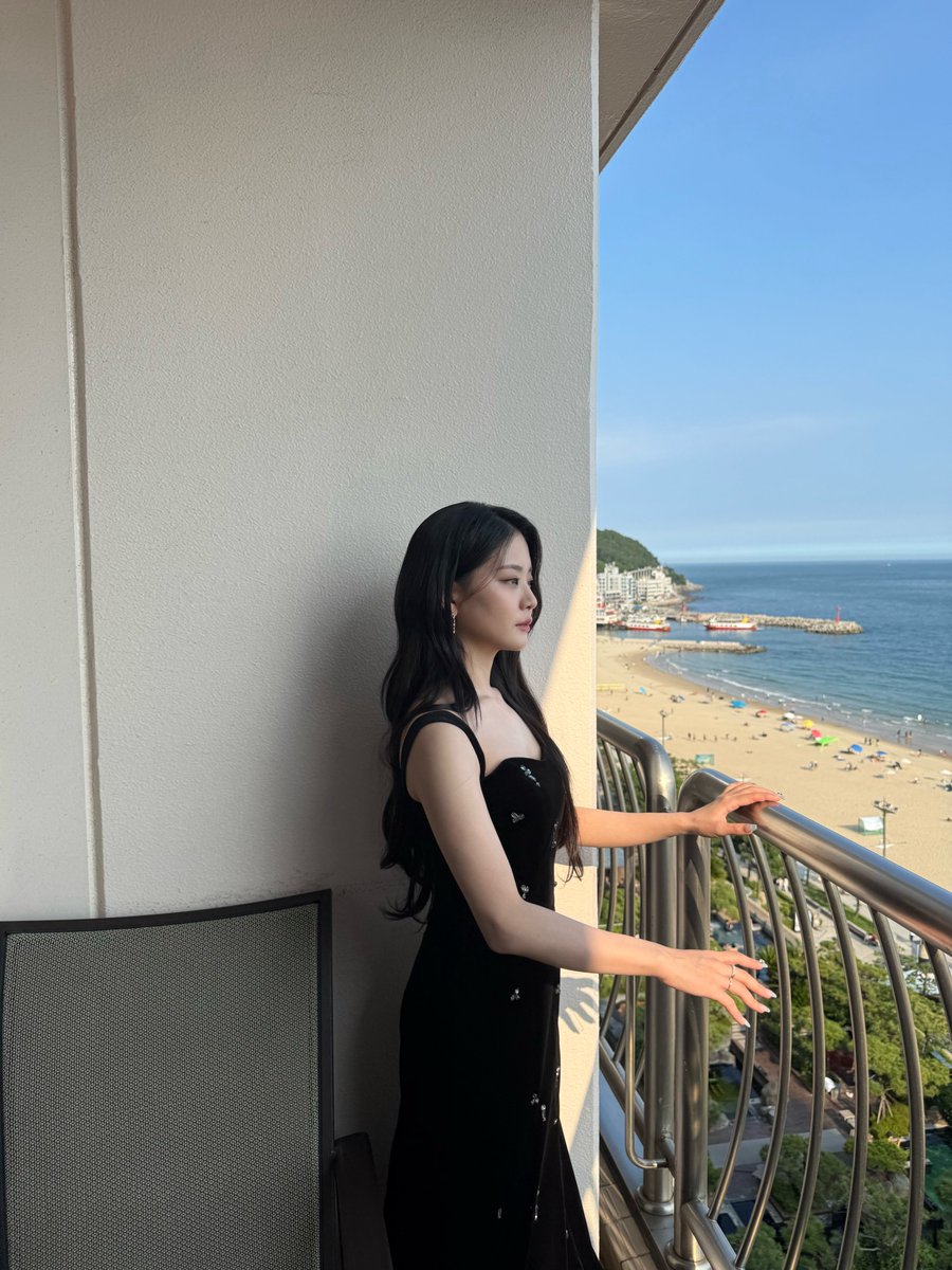 diane52979's tweet photo. Can someone explain to me why I've got a sudden urge to be in Busan ???? 
🫣😅

#2025국제스트리밍페스티벌 #글로벌OTT어워즈 #GlobalOTTAwards_ChungSubin #ChungSubin #Subin #정수빈 #수빈 #郑受彬 #청하 #FriendlyRivalry https://t.co/5KkOSyU3L0