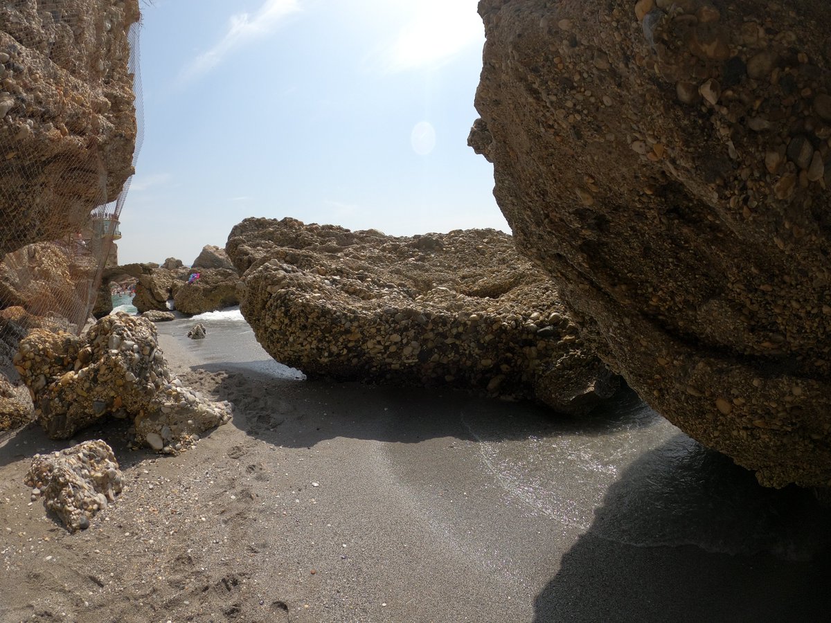 Geoloxa's tweet photo. Me encantan los bloques de conglomerados en las playas de Nerja #geology #geologia @ApadrinaUnaRoca https://t.co/9GDtl1aJyI