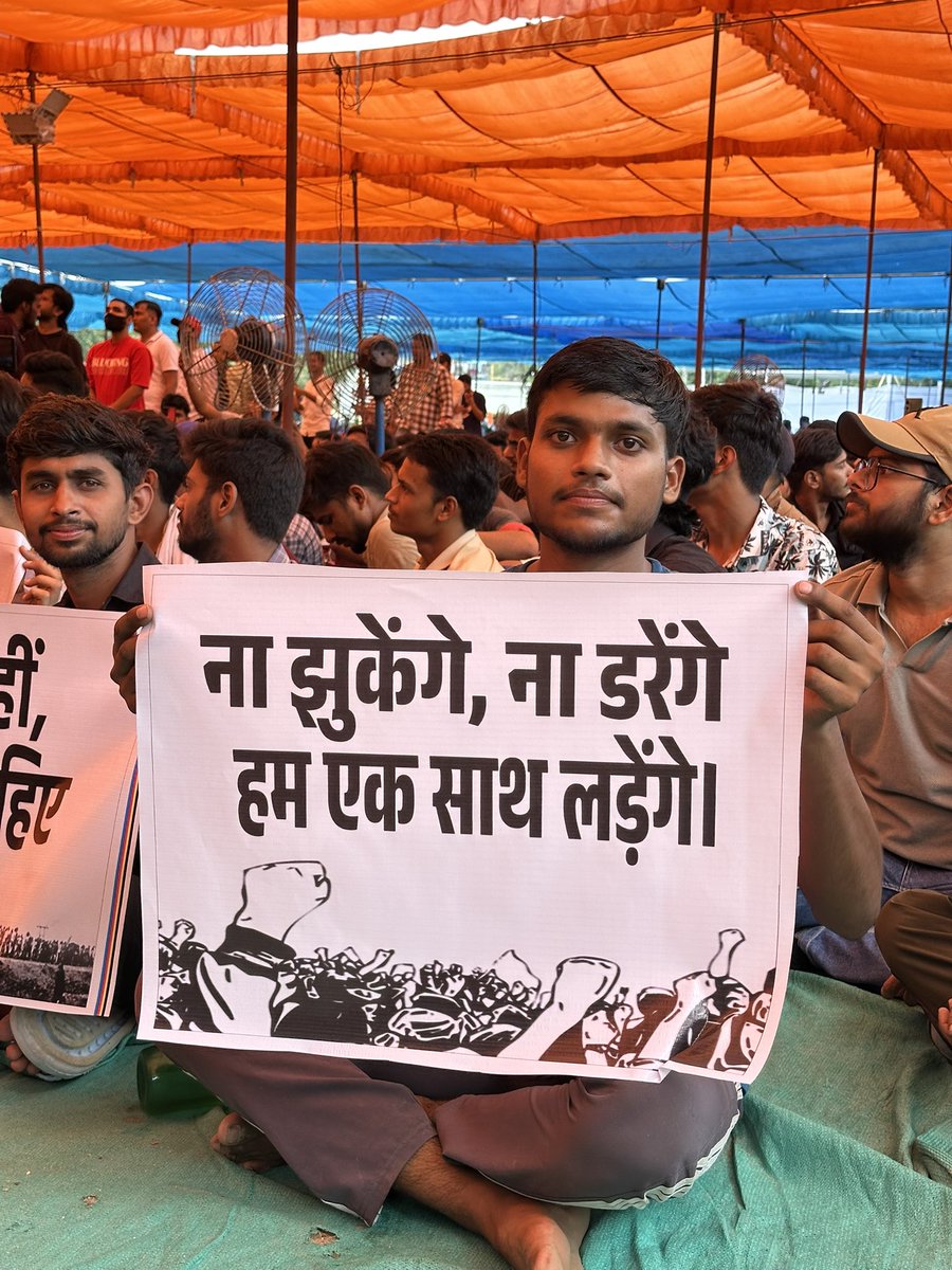 antiimatter's tweet photo. कलम पकड़ने वाले हाथ अब इंकलाब की मशाल थाम चुके हैं।
अन्याय के खिलाफ यह संघर्ष सिर्फ़ एक परीक्षा नहीं, नई क्रांति की दस्तक है।

📍रामलीला मैदान नई दिल्ली
#SSC https://t.co/Od57UZ00bf