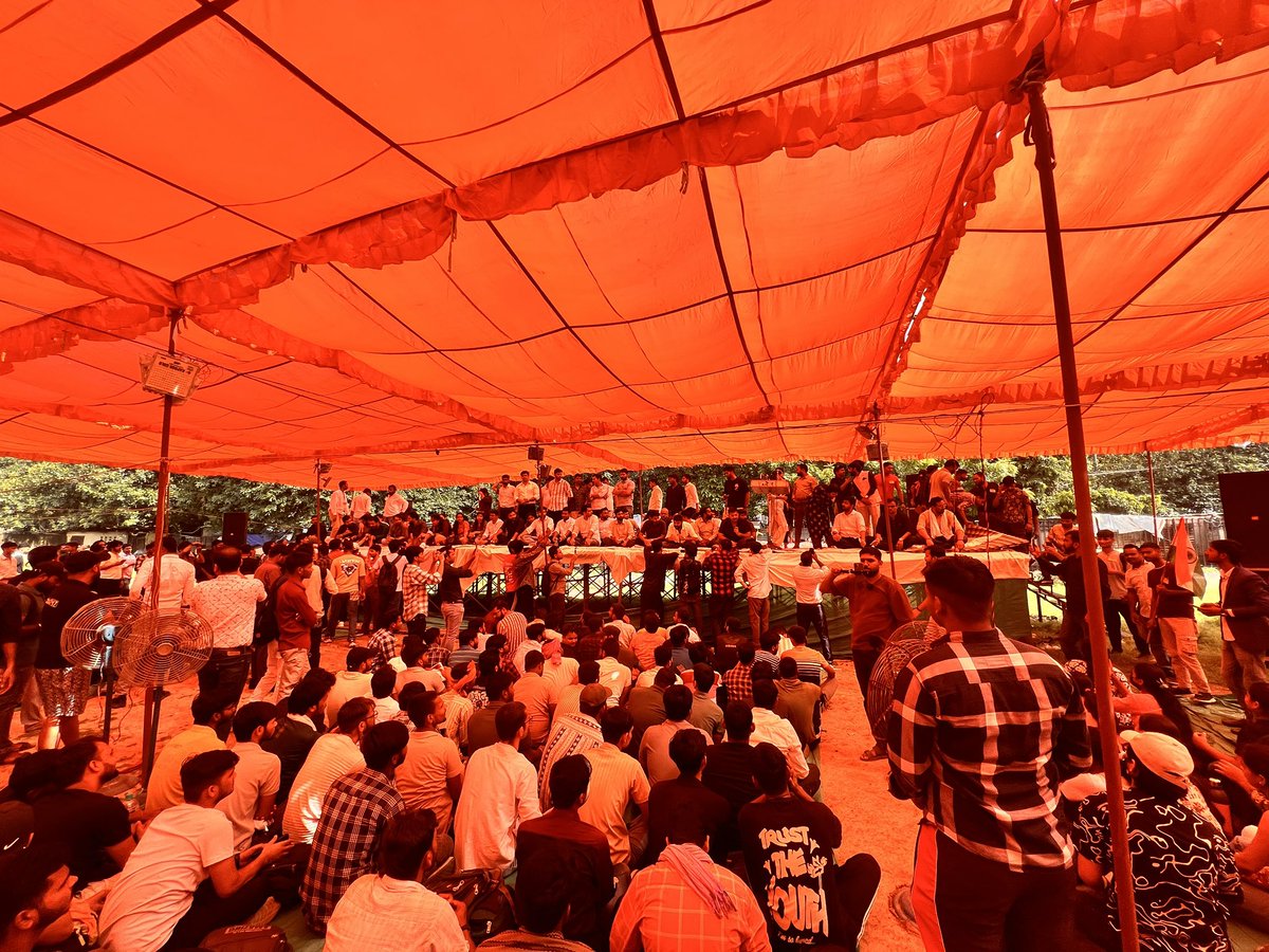 antiimatter's tweet photo. कलम पकड़ने वाले हाथ अब इंकलाब की मशाल थाम चुके हैं।
अन्याय के खिलाफ यह संघर्ष सिर्फ़ एक परीक्षा नहीं, नई क्रांति की दस्तक है।

📍रामलीला मैदान नई दिल्ली
#SSC https://t.co/Od57UZ00bf