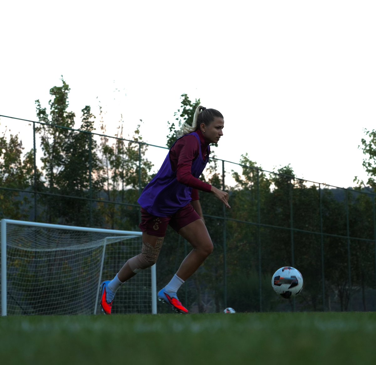 kadinfutbolGS's tweet photo. 📸 Günün ikinci antrenmanından kareler. 💪 https://t.co/Z9by6bW8pm