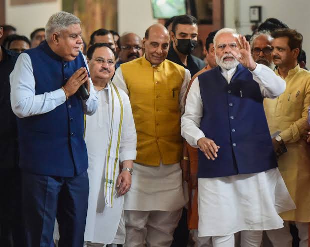 भारत के उपराष्ट्रपति ‘चोरी’ हो गए हैं…

21 जुलाई को आख़िरी बार जगदीप धनखड़ संसद में दिखे थे। उसके बाद अचानक इस्तीफ़ा और फिर ग़ायब हो जाना, ये सामान्य घटना नहीं है।

कौन-सी ताक़तों ने उन्हें इस्तीफ़ा देने पर मजबूर किया?

क्यों चुपचाप उन्हें ओझल होना पड़ा?

क्या अब सिर्फ़ वोट ही