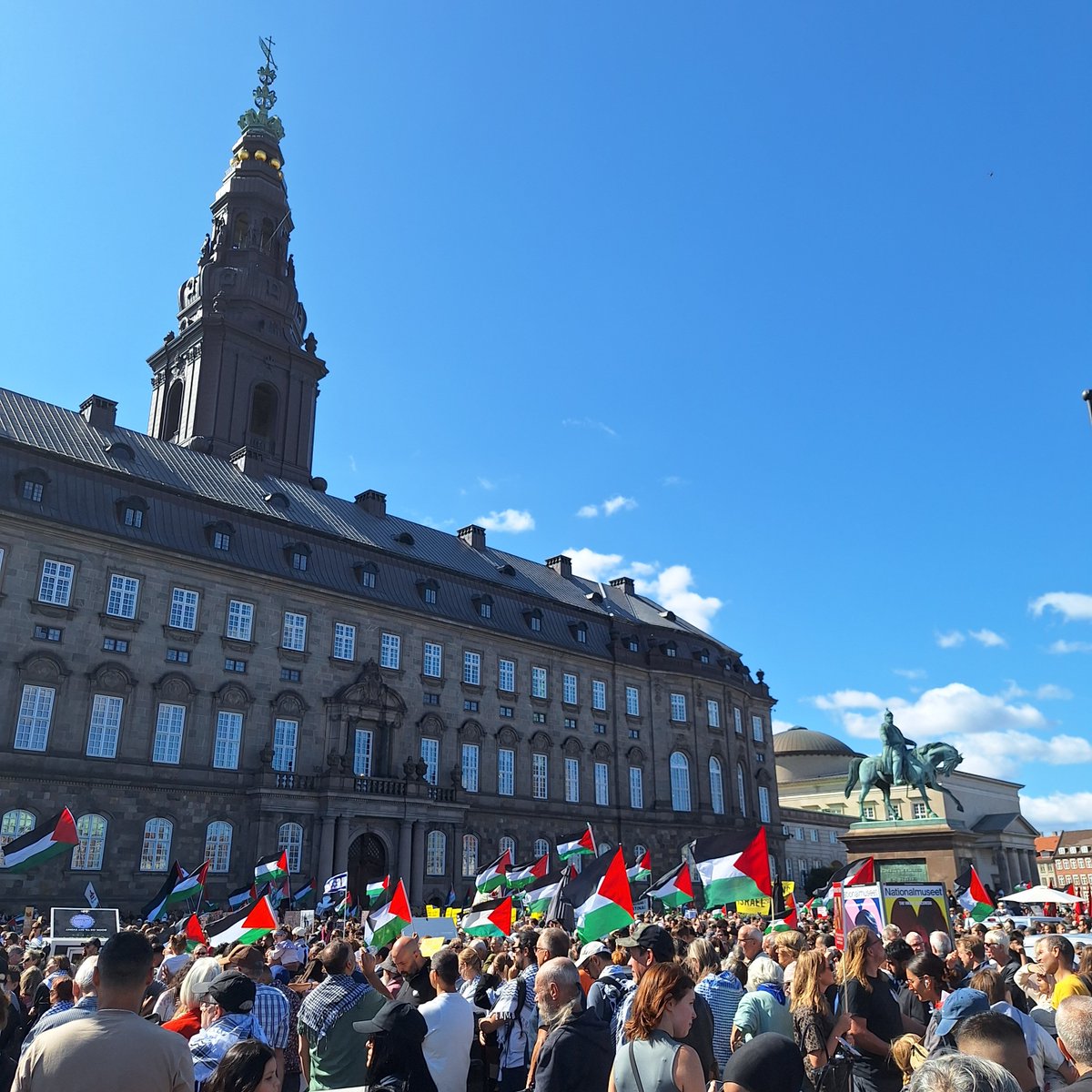 I dag var vi tusinder der gik på gaden. For fred. For Folkeretten. For medmenneskelighed. Den Israelske regerings massakre må ikke stå uimodsagt - regeringen må handle!