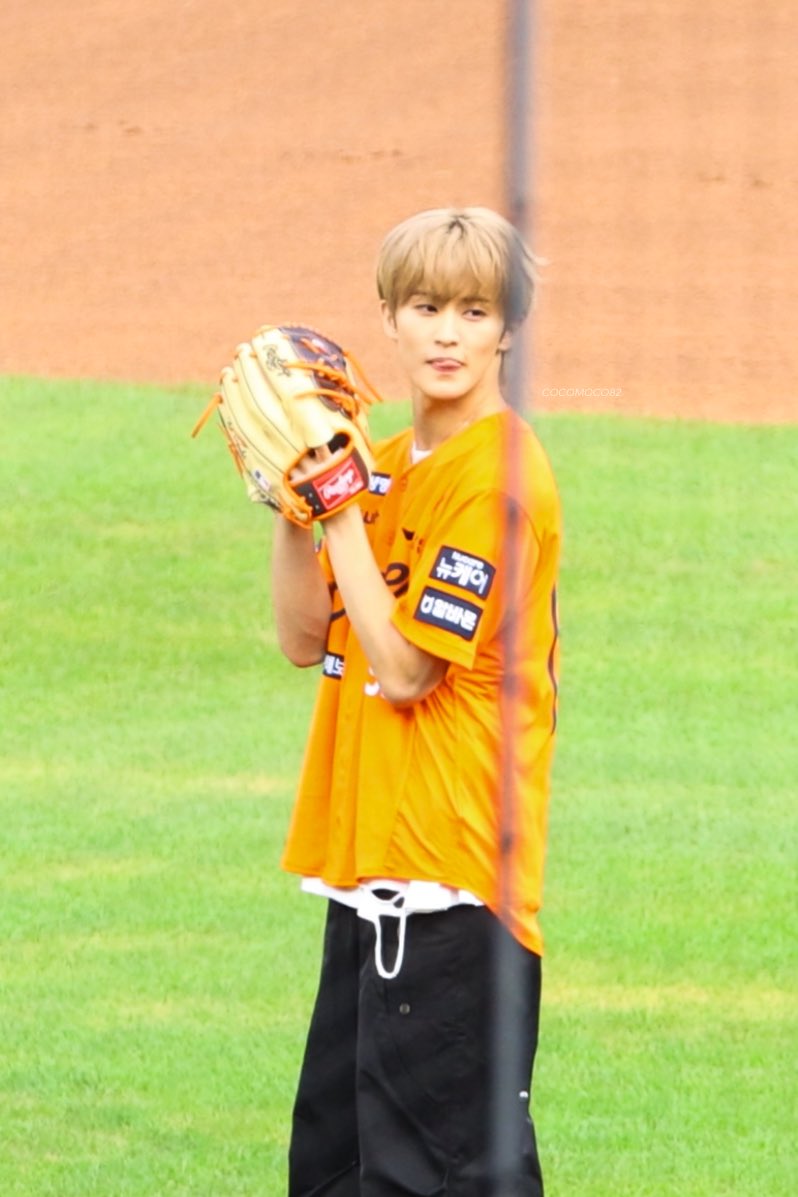 Cocomoco82's tweet image. 250823 MARK 
🐈🎀⚾️

#MARK #NCT #NCTDREAM #NCT127 #마크