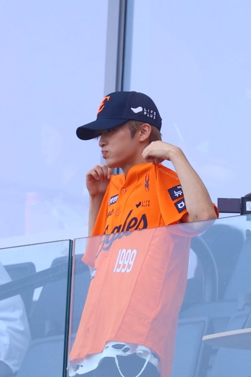 Cocomoco82's tweet image. 250823 MARK 
🐈🎀⚾️

#MARK #NCT #NCTDREAM #NCT127 #마크