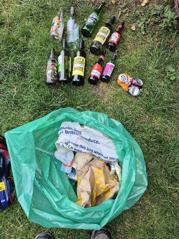BBullrushes's tweet photo. A well-used path was getting overgrown by Blackthorn & bramble. Carefully checking for any late nests, we cut it back to make it more accessible. Collected 10 🍾, cans & #mclitter along the way. #LoveWhereYouLive #PickThePath @LitterReporting https://t.co/6vokJTzB8F