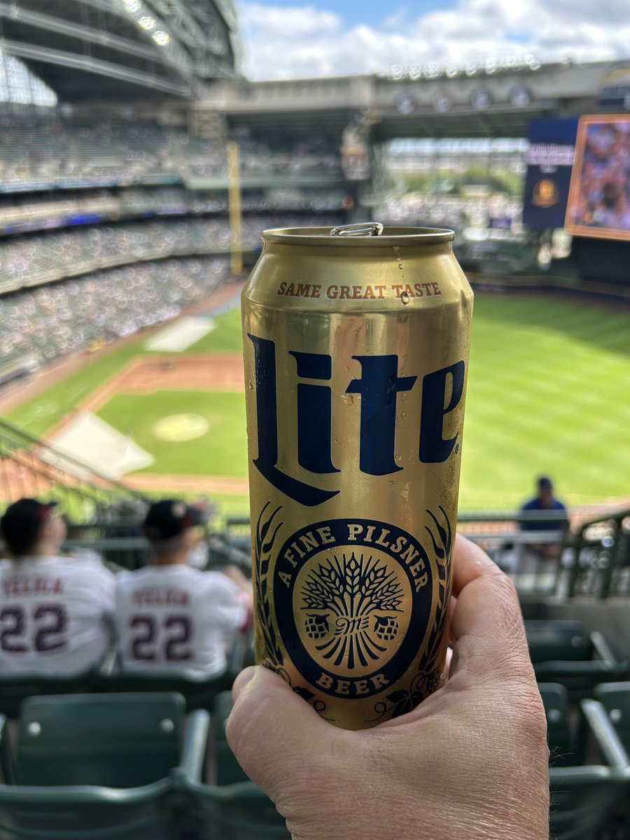 n_olson's tweet image. Cheers to Ueck. #FrontRow