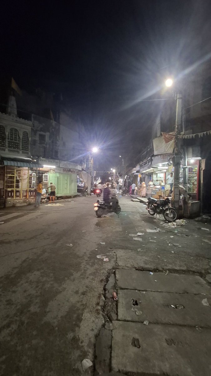 #bikaner #Bharat 

बीकानेर वाले प्रायः सब गए मेले मगरियों में
सन्नाटा पसरा पड़ा है शहर खाली हो चुका। 
अगले दस दिन तक यही हाल रहेंगे।