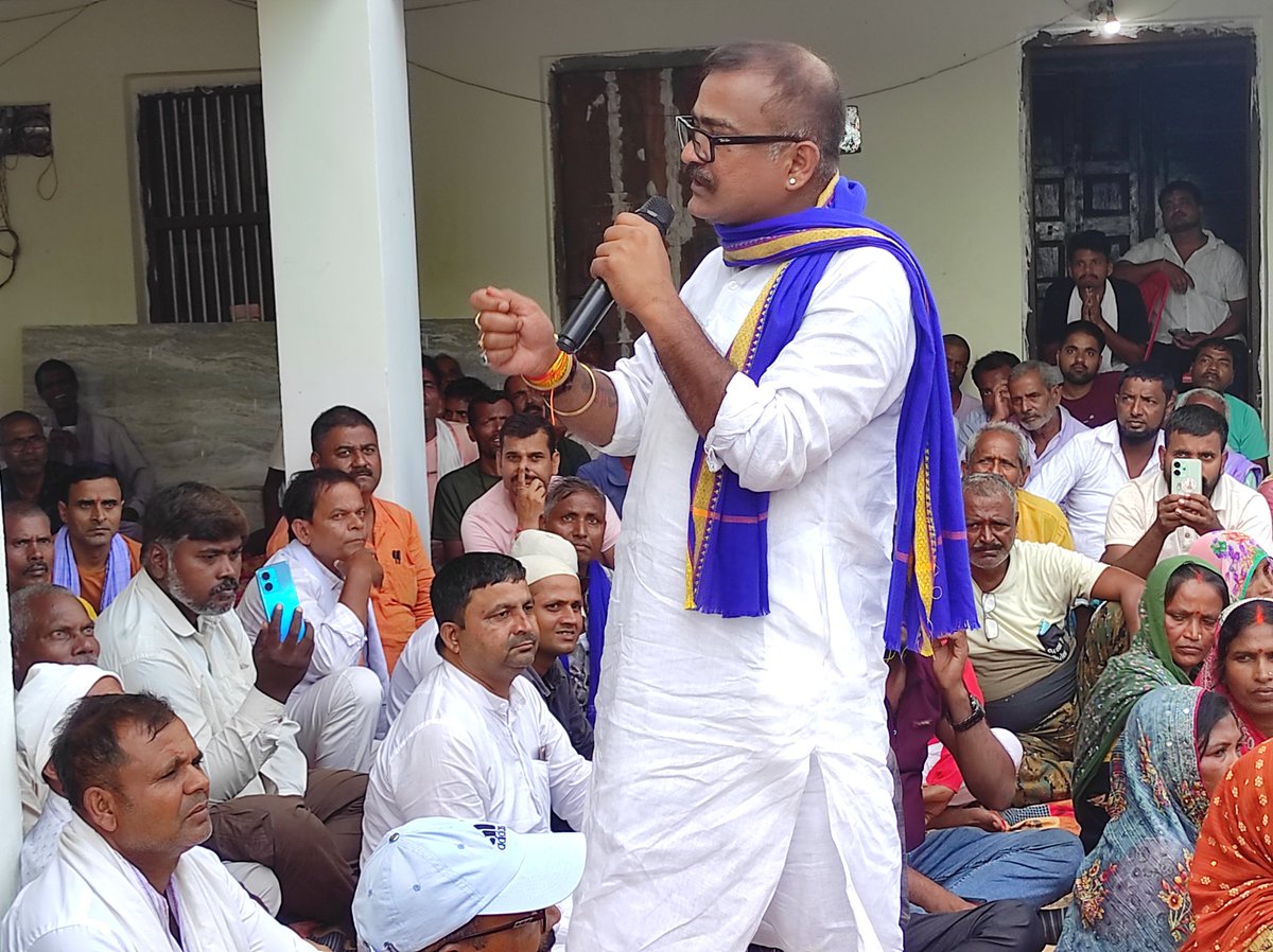 TunnaAmit's tweet photo. आज रीगा विधानसभा अंतर्गत बुलाकीपुर पंचायत के सोनार गाँव में
रीगा प्रखंड के 16 पंचायतों के बूथ लेवल कार्यकर्ताओं, पंचायत एवं वार्ड अध्यक्षों के साथ अहम बैठक की।

इस दौरान आगामी विधानसभा चुनाव की तैयारियों तथा
जननायक श्री @RahulGandhi जी एवं श्री @yadavtejashwi जी की १/२ https://t.co/FdT6km2SAD